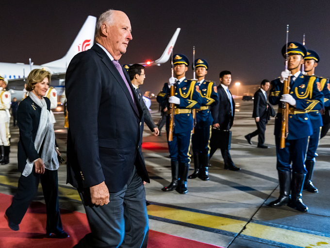 A Chinese honour guard greets the King and Queen upon arrival. Photo: Heiko Junge, NTB scanpix